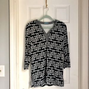 J. McLaughlin Black and White Geometric Print V-Neck Tunic Top in Size Medium